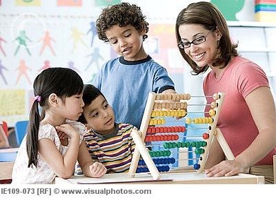 a_teacher_and_children_counting_on_an_abacus_ie109-073